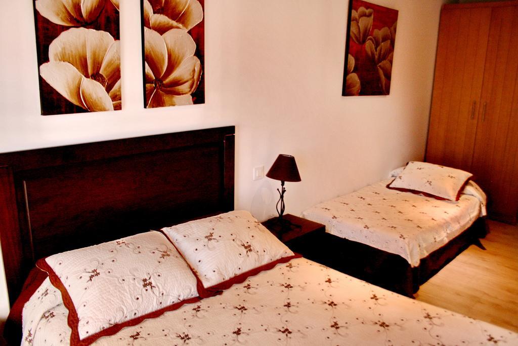 Apartamentos Turisticos Mirayuste Guadalupe  Dış mekan fotoğraf