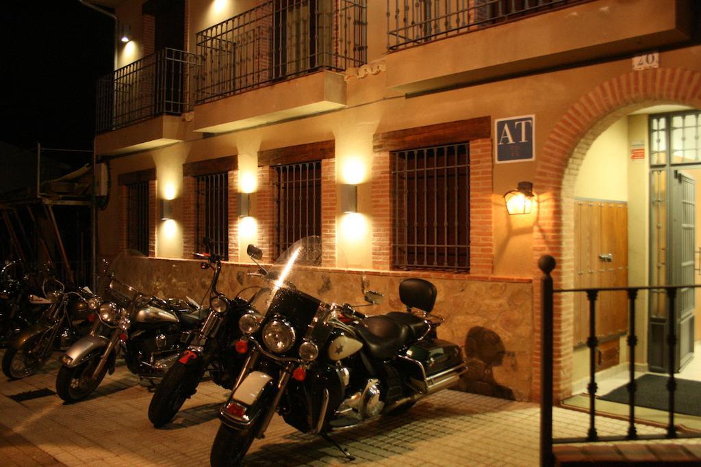 Apartamentos Turisticos Mirayuste Guadalupe  Dış mekan fotoğraf